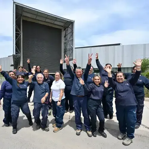 Equipo de trabajo realizando aseo en empresa